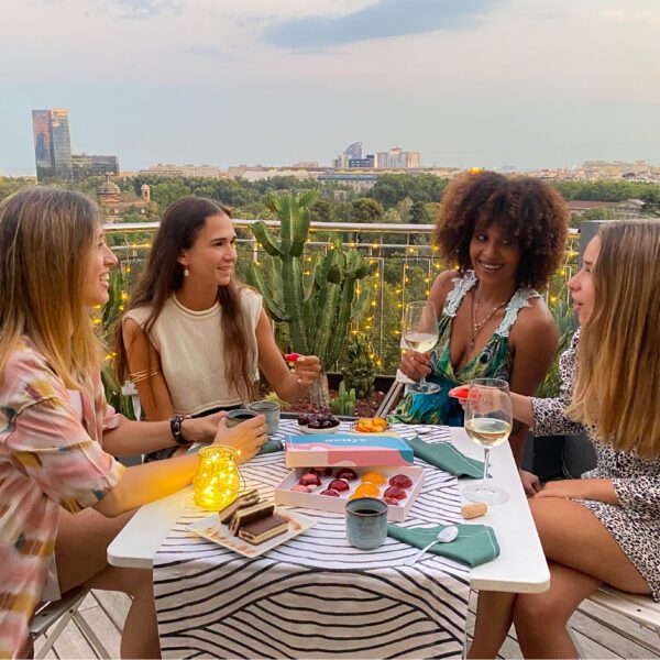 mesa con amigas y las jellys